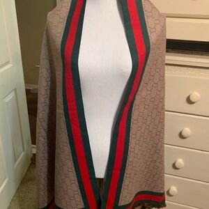 “Gucci” fun fashion convertible Tan Scarf with Red and Green Stripes